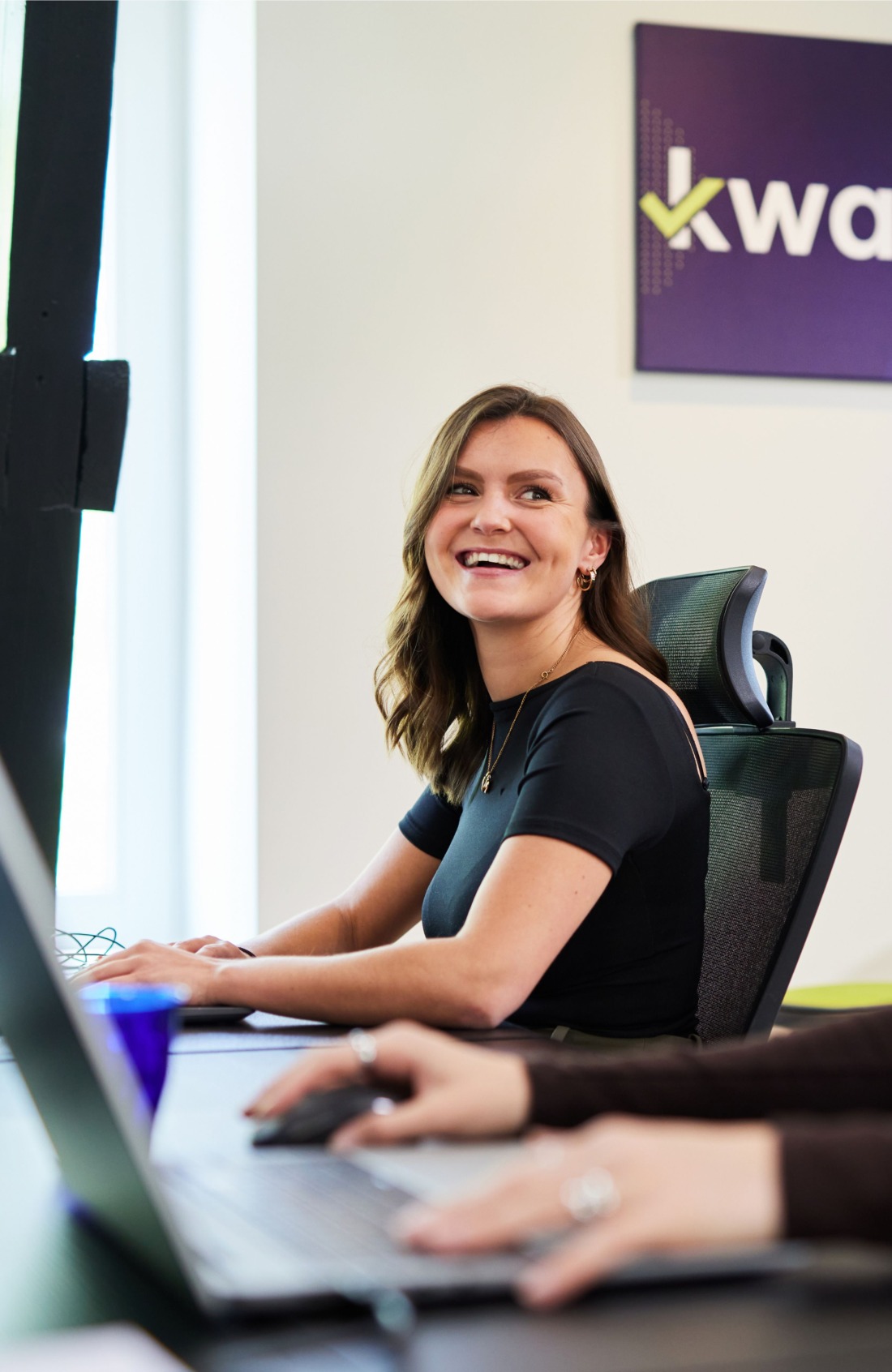 individueel werken achter laptop