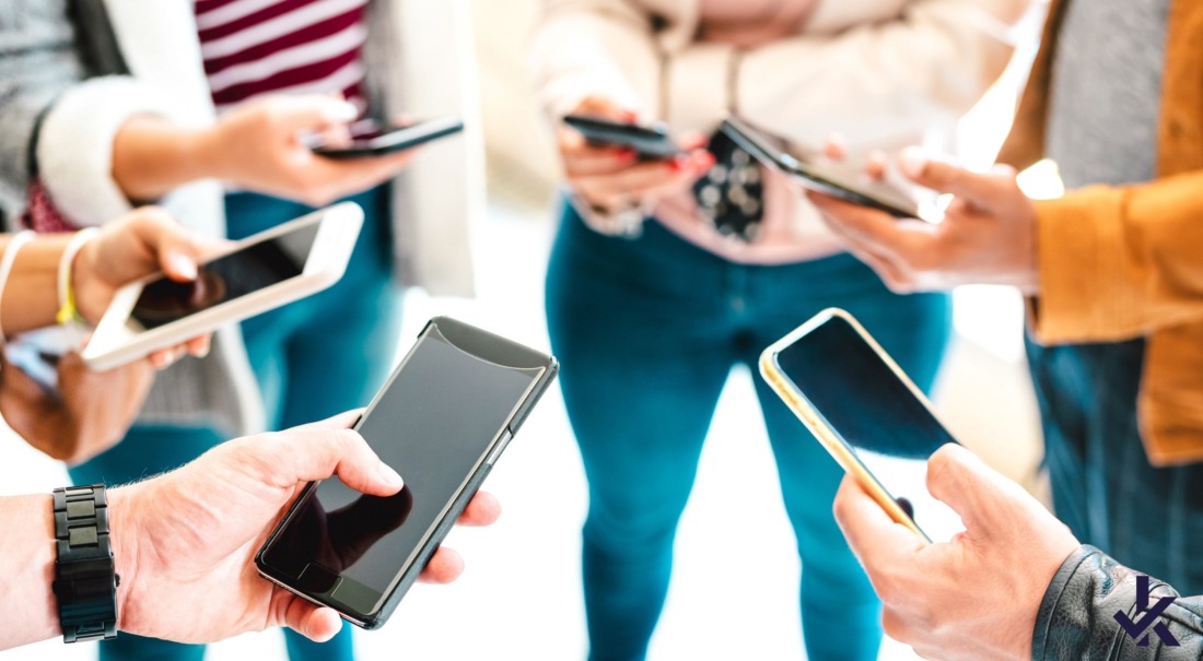 mensen met telefoon