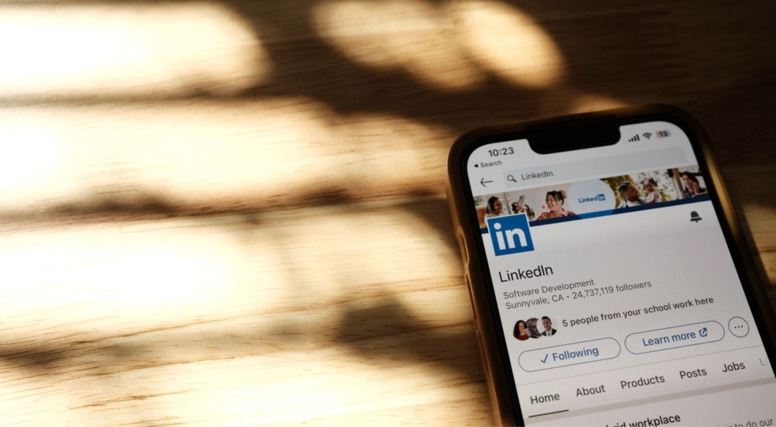 telefoon met LinkedIn open